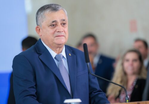 Ministro diz que governo Lula estuda subsidiar a gasolina e descarta ajuda ao BRB