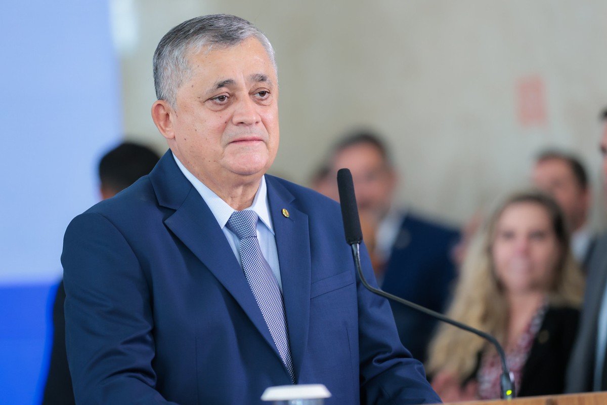 Ministro diz que governo Lula estuda subsidiar a gasolina e descarta ajuda ao BRB