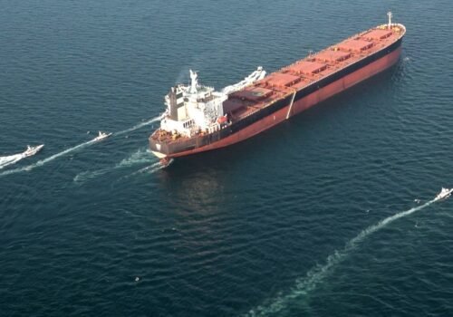 Agência britânica afirma que bloqueio dos EUA ao Estreito de Ormuz abrange toda costa iraniana