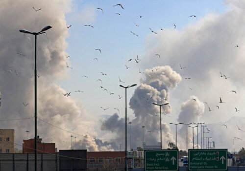 Trump ameaça com 'tarifas assombrosas' se a China fornecer apoio militar ao Irã
