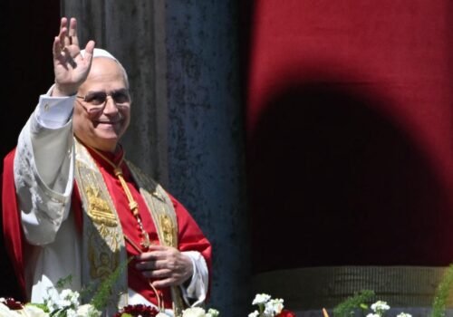 Papa pede paz na Páscoa e critica indiferença diante de guerras; celebrações reúnem multidões no Vaticano e em Aparecida