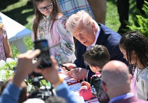 Trump dá autógrafo para crianças e diz para elas revenderem no eBay por US$ 25 mil