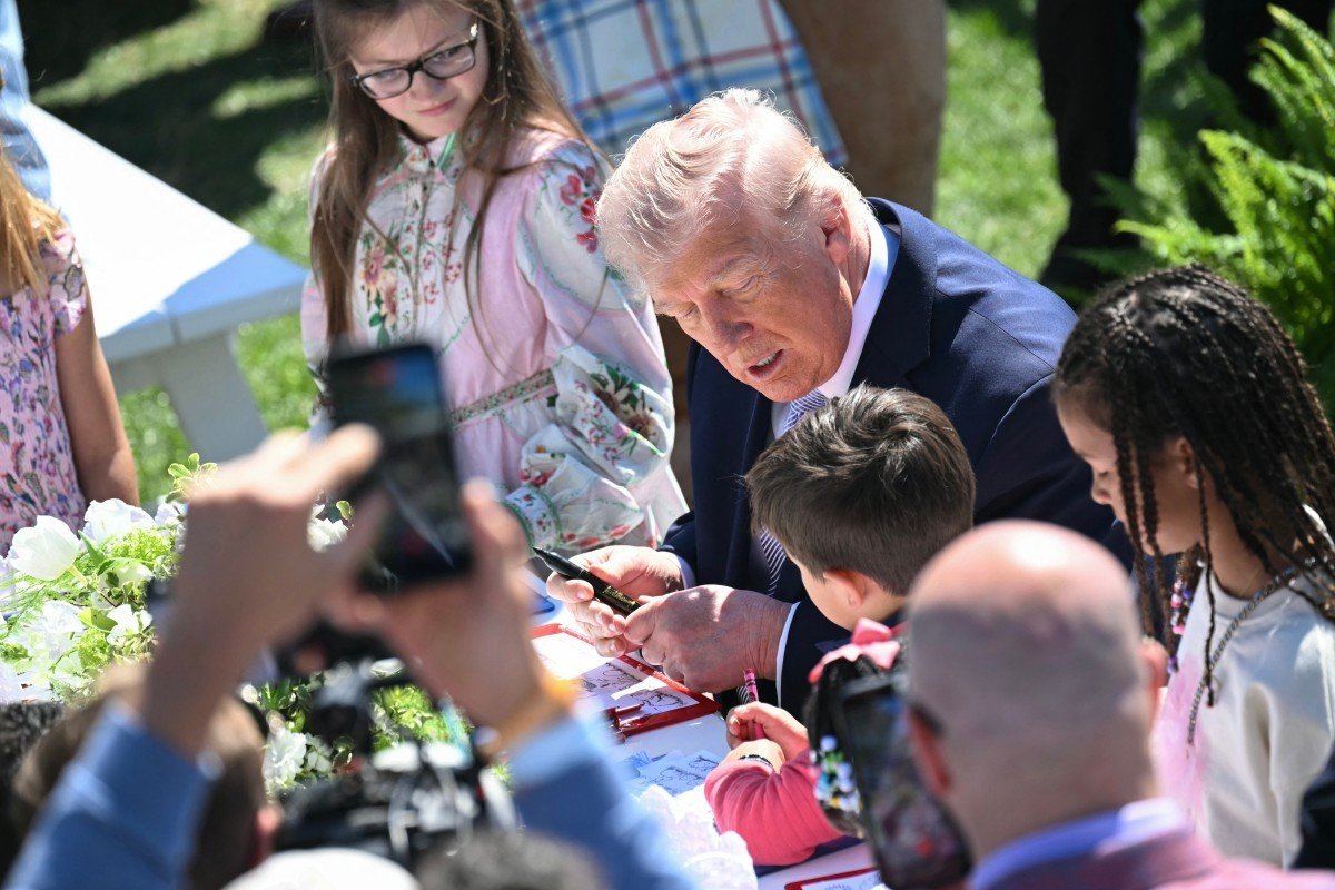 Trump dá autógrafo para crianças e diz para elas revenderem no eBay por US$ 25 mil