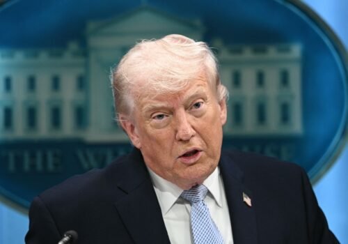 Trump ameaça o Irã: 'só estão vivos para negociar'