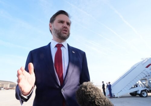 Vice-presidente dos EUA chega ao Paquistão para negociar com o Irã