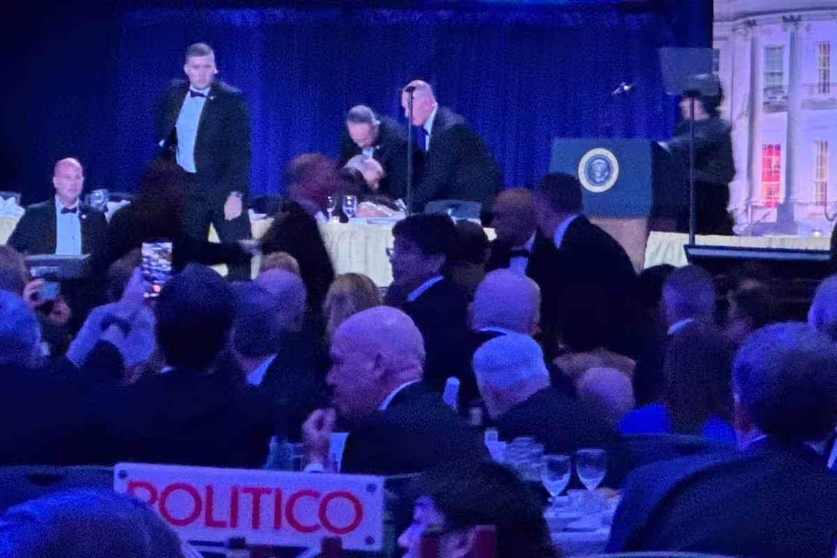 Trump é retirado às pressas de jantar após tiros em hotel nos EUA