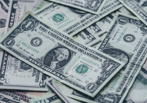 Dólar cai a R$ 5 e Ibovespa alcança 197 mil pontos com inflação no radar e tensão no Oriente Médio