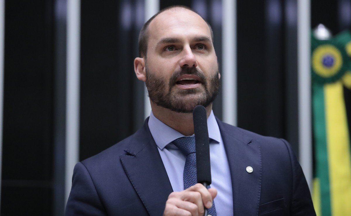 Eduardo Bolsonaro falta a interrogatório e processo avança no STF