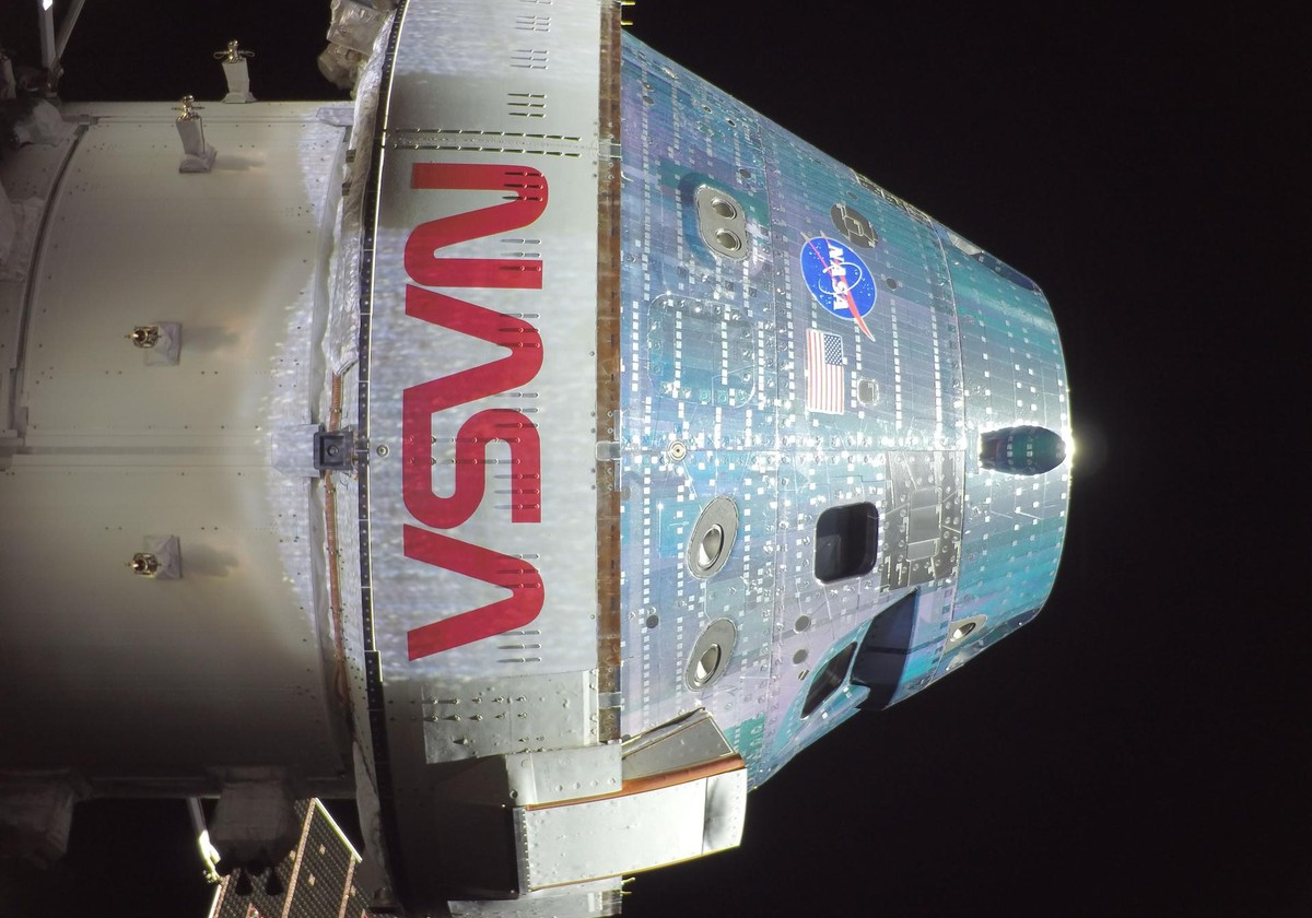 Astronautas da Artemis II retomam contato com a Terra após passagem pelo lado oculto da Lua