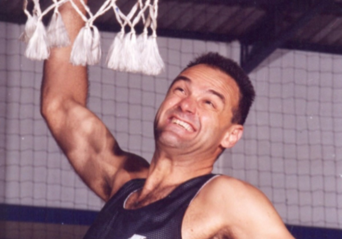 Corpo de Oscar Schmidt é cremado em despedida discreta com parentes mais próximos