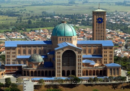 Fiéis participam de Via Sacra em Aparecida e Santuário reúne milhares na Sexta-Feira Santa