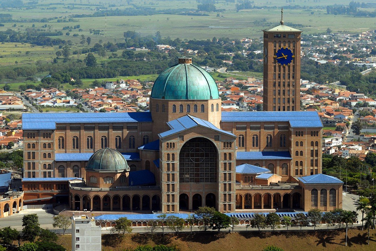 Fiéis participam de Via Sacra em Aparecida e Santuário reúne milhares na Sexta-Feira Santa