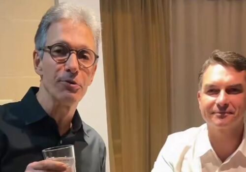 Em tom de brincadeira, Zema convida Flávio Bolsonaro para ser seu candidato a vice