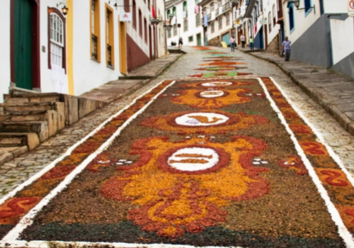 Tapetes de Páscoa colorem cidades históricas de Minas Gerais