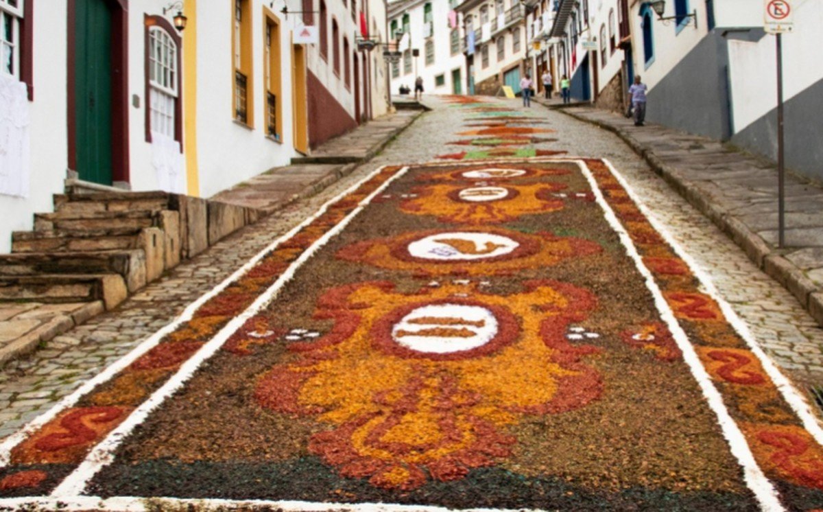 Tapetes de Páscoa colorem cidades históricas de Minas Gerais