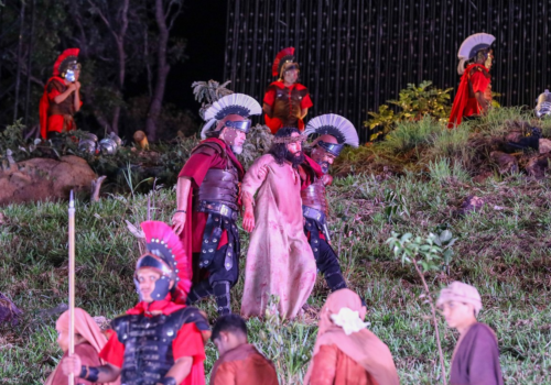 Via Sacra reúne milhares de fiéis no Morro da Capelinha, no DF