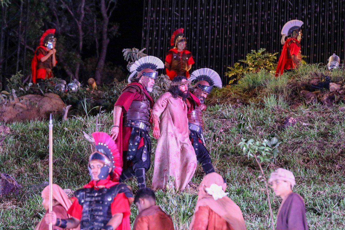 Via Sacra reúne milhares de fiéis no Morro da Capelinha, no DF