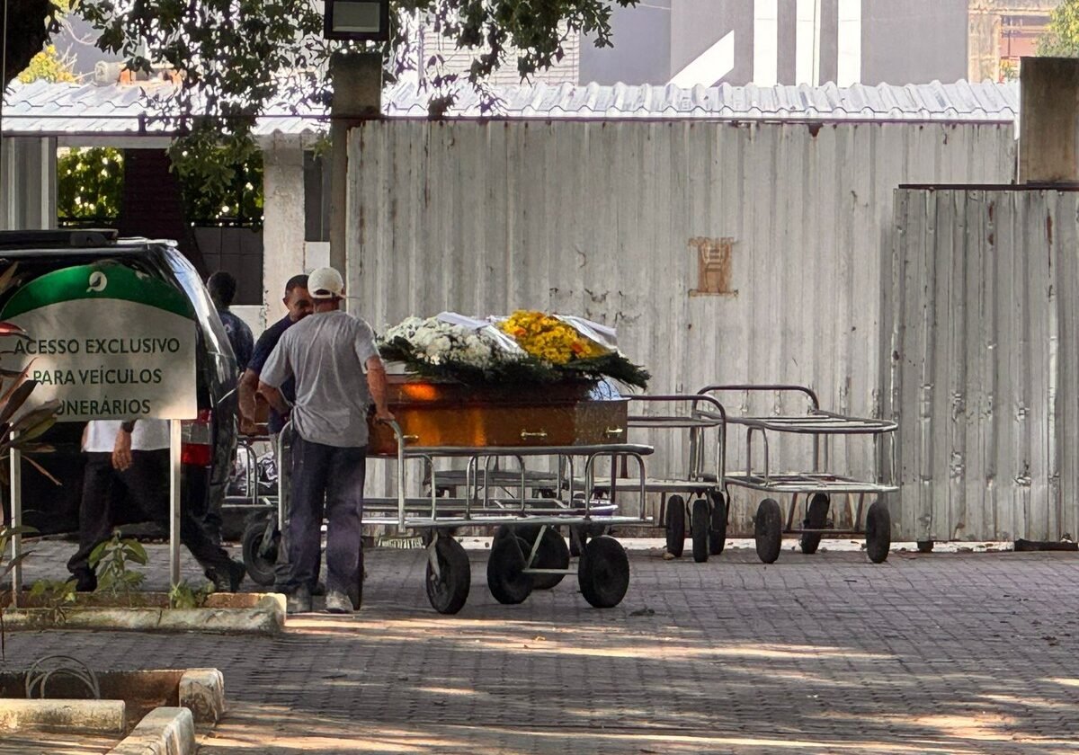 Mãe e filho que morreram atropelados andando de bicicleta elétrica na Tijuca são velados