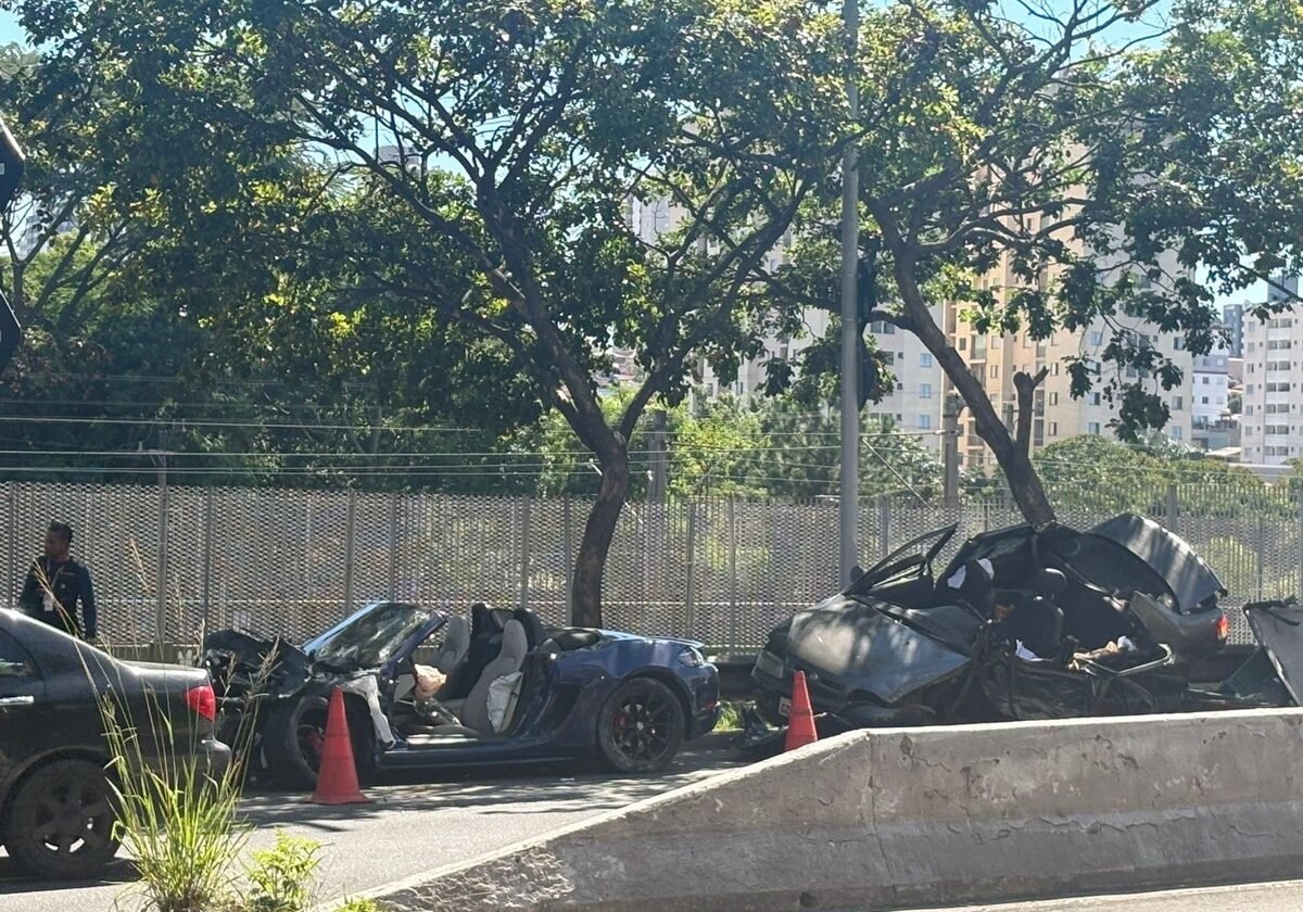 Grave acidente entre Porsche e carro de passeio deixa quatro pessoas feridas em São Paulo