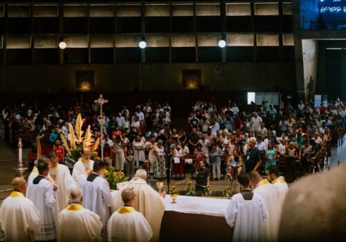 Milhares de fiéis participam da Missa de Páscoa na Catedral Metropolitana de São Sebastião (RJ)