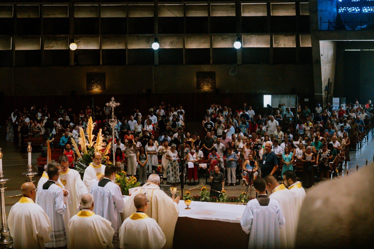 Milhares de fiéis participam da Missa de Páscoa na Catedral Metropolitana de São Sebastião (RJ)