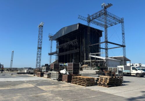 A uma semana do show de Shakira em Copacabana, montagem de palco entra na reta final; veja o vídeo