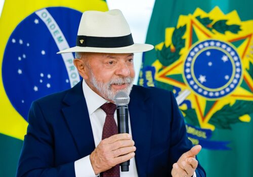 Lula assina MP que zera tributação da 'taxa das blusinhas'