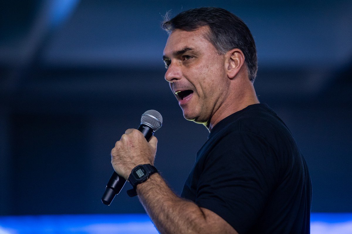 Aliados de Flávio criticam gestão de crise e aguardam Datafolha para medir impacto eleitoral