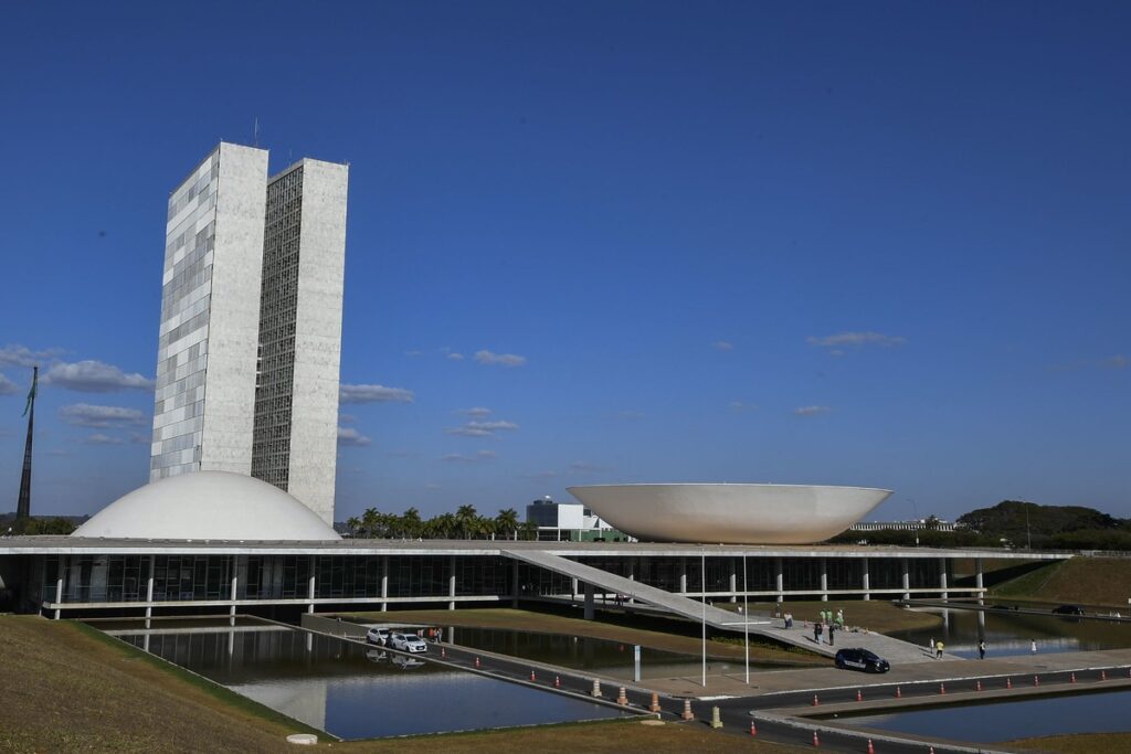 Veterinária atacada por um cão no Senado segue internada em estado grave