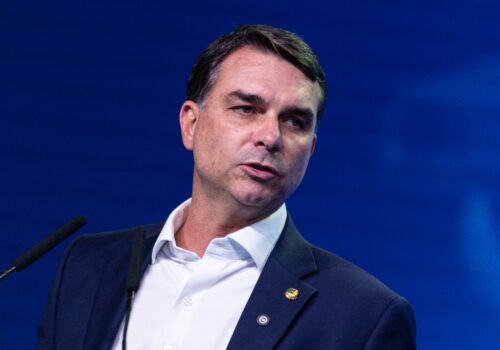 Flávio Bolsonaro busca apoio político nos EUA em meio a questionamentos sobre finanças de Eduardo
