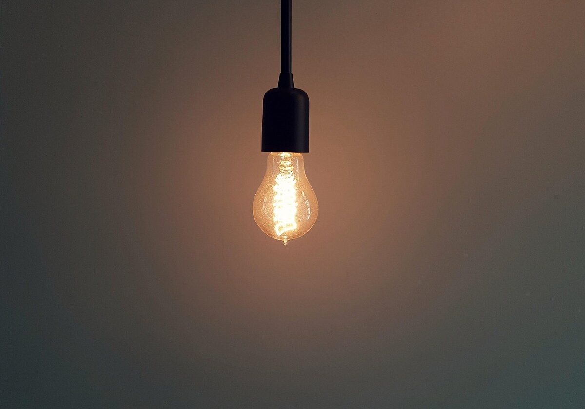 ANEEL mantém bandeira amarela e conta de luz seguirá mais cara em junho