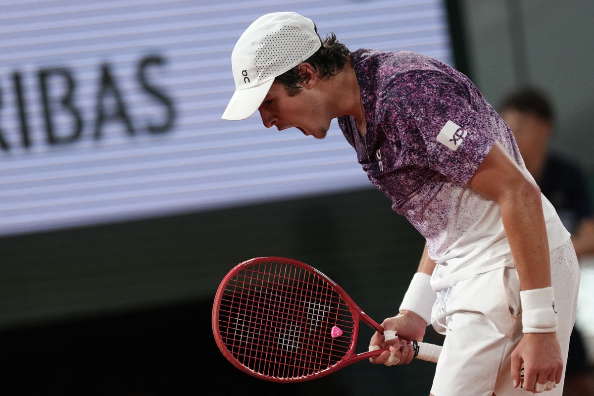 João Fonseca vence Casper Ruud e avança às quartas de Roland Garros