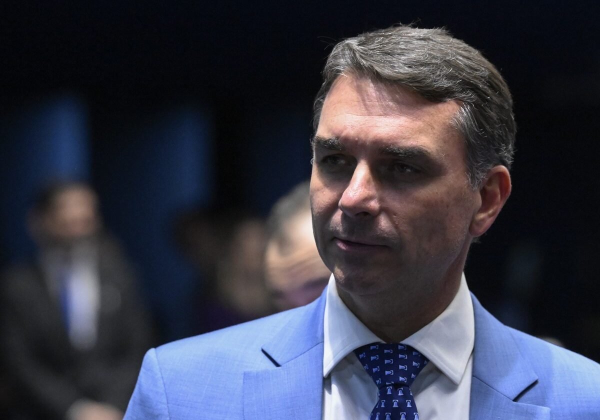 Após empate em pesquisa, Flávio Bolsonaro diz que 'não desistirá do Brasil apesar de farsas e mentiras'
