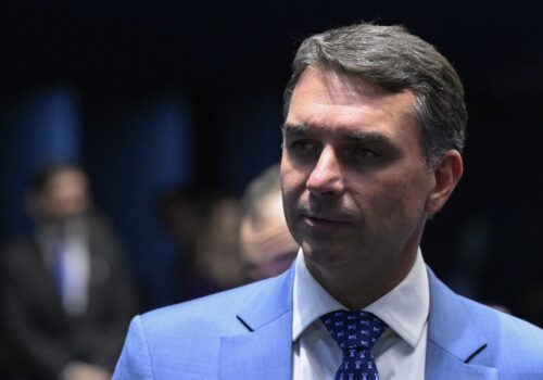 Após empate em pesquisa, Flávio Bolsonaro diz que 'não desistirá do Brasil apesar de farsas e mentiras'