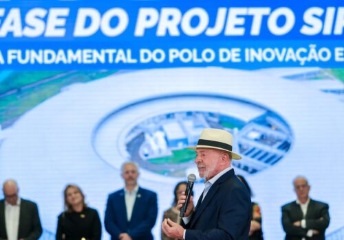Lula volta a falar em terras raras e manda recados à oposição