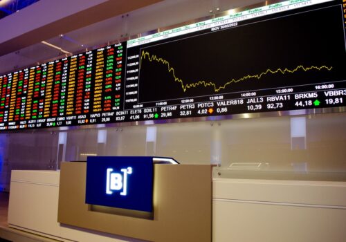 Ibovespa cai ao menor nível desde janeiro após tensão política e cautela global