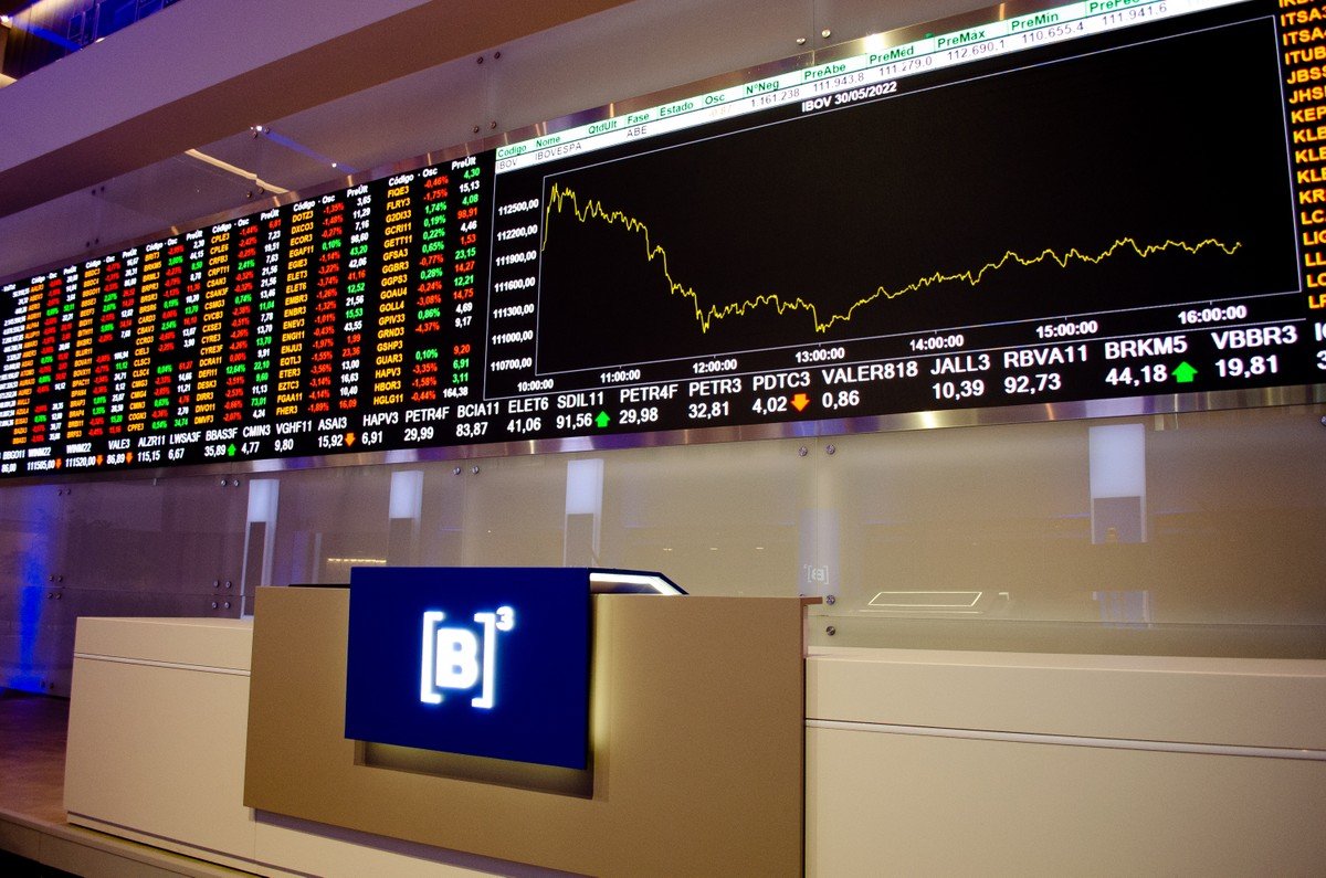 Ibovespa cai ao menor nível desde janeiro após tensão política e cautela global