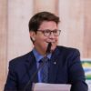 Mário Frias responde Dino sobre viagem e diz que estará à disposição para encontro 'ao vivo' quando retornar