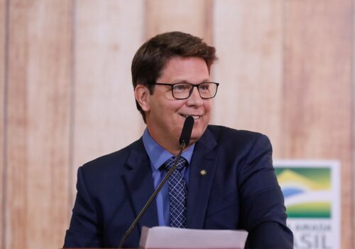 Mário Frias responde Dino sobre viagem e diz que estará à disposição para encontro 'ao vivo' quando retornar