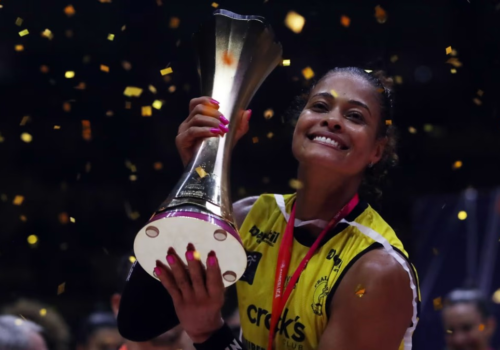 'A gente sofreu calado', diz Adenízia após título da Superliga com o Praia Clube