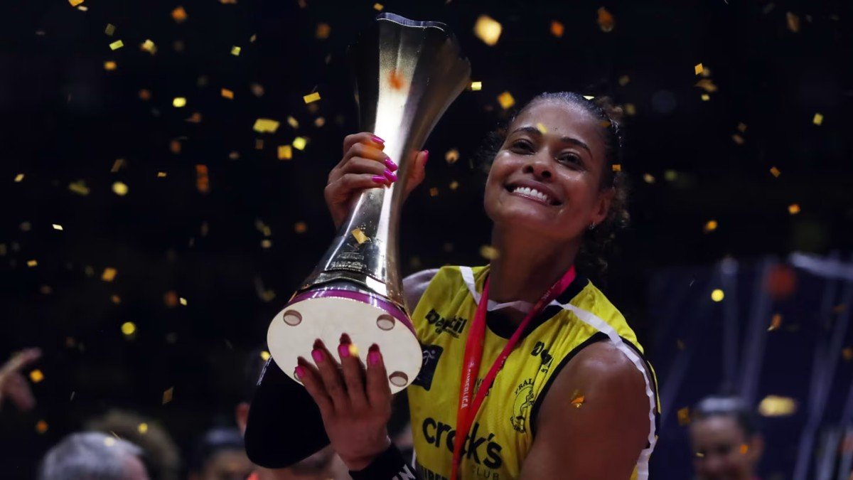 'A gente sofreu calado', diz Adenízia após título da Superliga com o Praia Clube