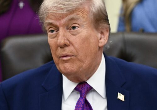 Trump chama iranianos de 'loucos',  volta a defender que eles querem fechar acordo, mas que sempre mudam