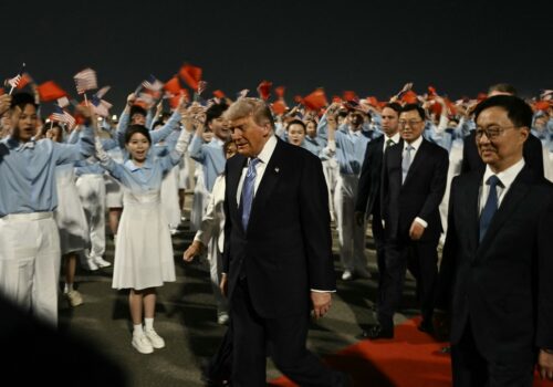 Donald Trump chega à China para visita oficial