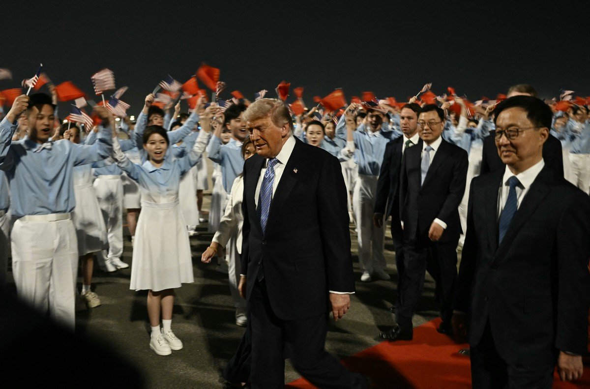 Donald Trump chega à China para visita oficial