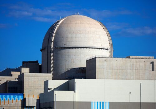 Ataque com drone atinge usina nuclear nos Emirados Árabes Unidos