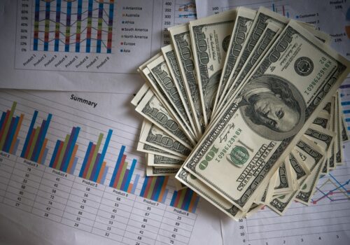 Dólar sobe e Bolsa cai após novos desdobramentos de caso envolvendo família Bolsonaro e Vorcaro