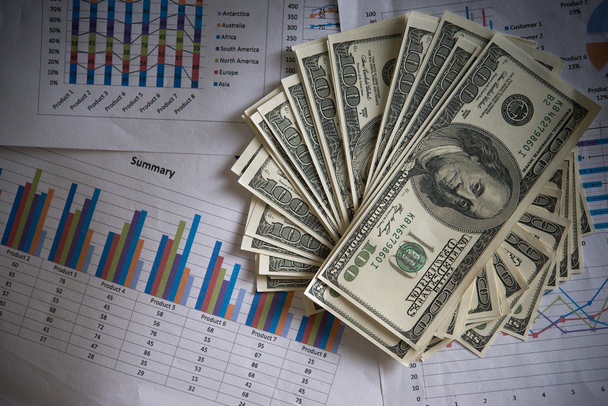 Dólar sobe e Bolsa cai após novos desdobramentos de caso envolvendo família Bolsonaro e Vorcaro