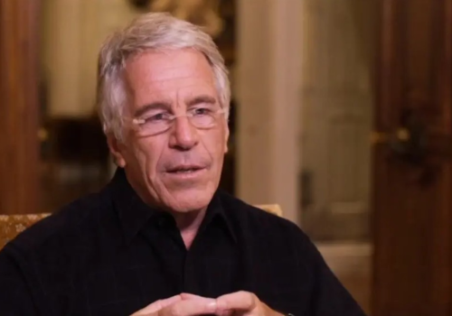 'Epstein abusou de mim em prisão domiciliar', revela vítima em audiência dos EUA