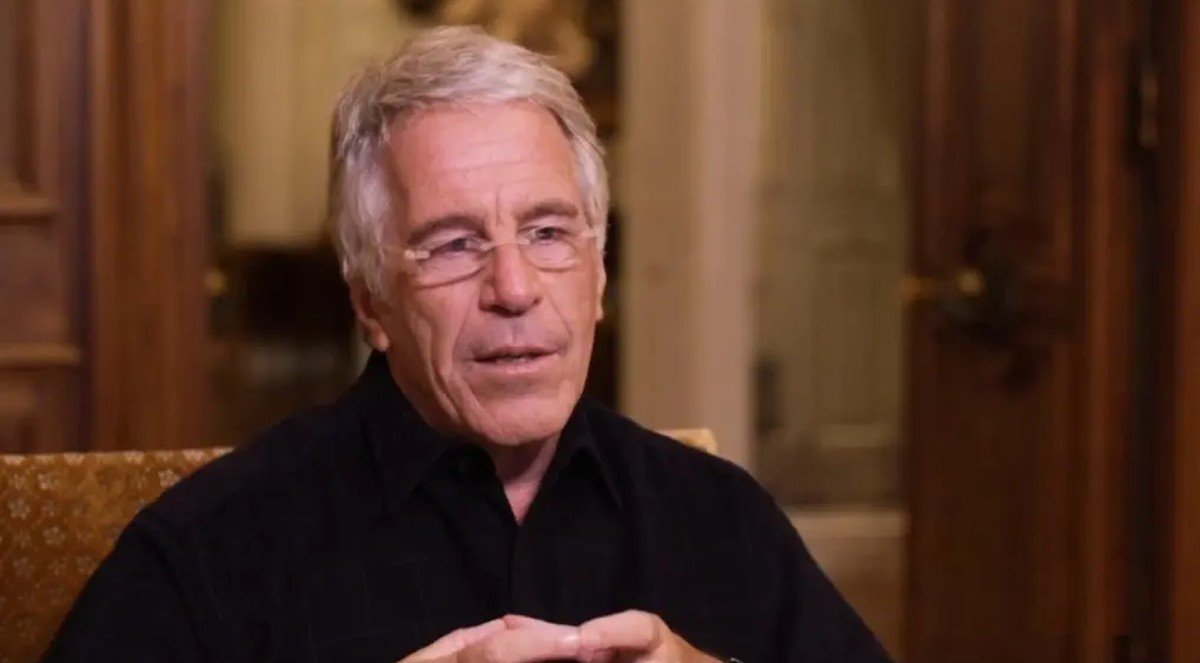 'Epstein abusou de mim em prisão domiciliar', revela vítima em audiência dos EUA