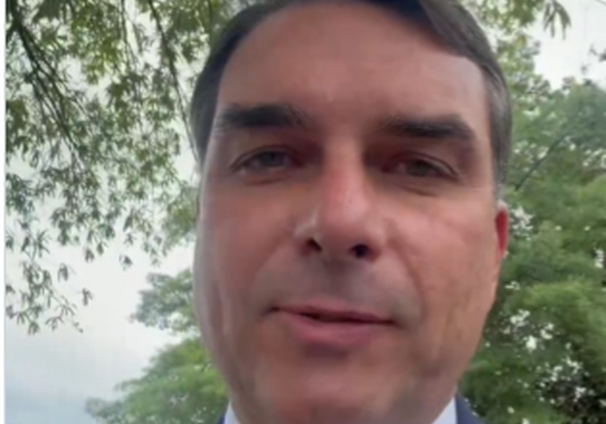 Flávio Bolsonaro posta vídeo afirmando que chegou à Casa Branca: 'vamos ter uma conversa muito bacana'